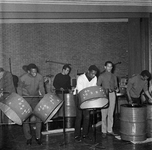 126273 Afbeelding van een optreden van de steelband, gevormd uit Antilliaanse werknemers van de N.V. Machinefabriek ...
